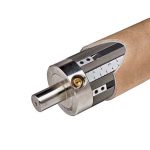 Vista del extremo de un eje con el mandril de cartón con pequeña sección y colocado..