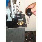 Vista del operador manipulando el filtro del aire del tanque