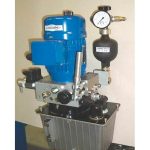 se observa el tanque de aceite y manómetro montado